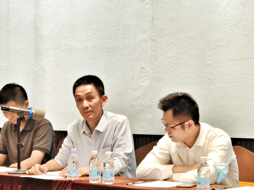 邱伟斌秘书长纪燕君会长作理事会报告会议现场
