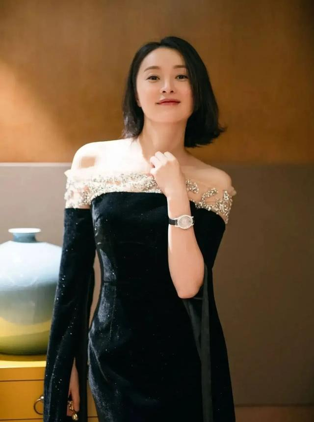 吴越真的太自信了穿西装配薄纱裙扮嫩油腻刘海显老态
