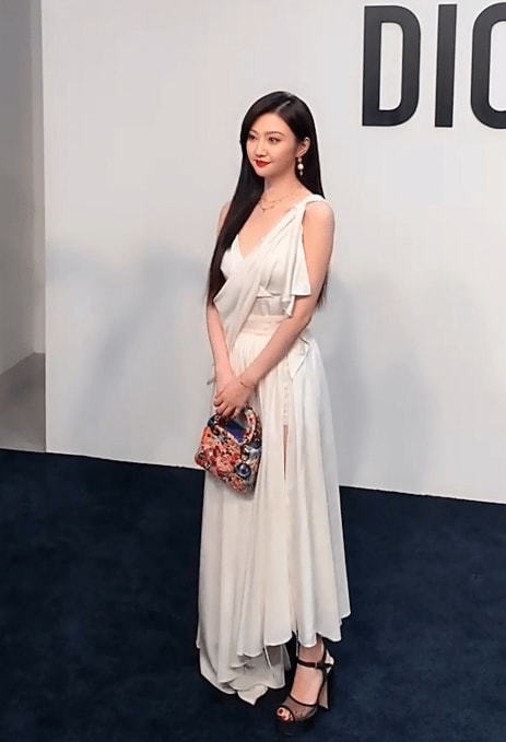 景甜最新写真美照曝光穿白色深v开叉长裙小秀性感