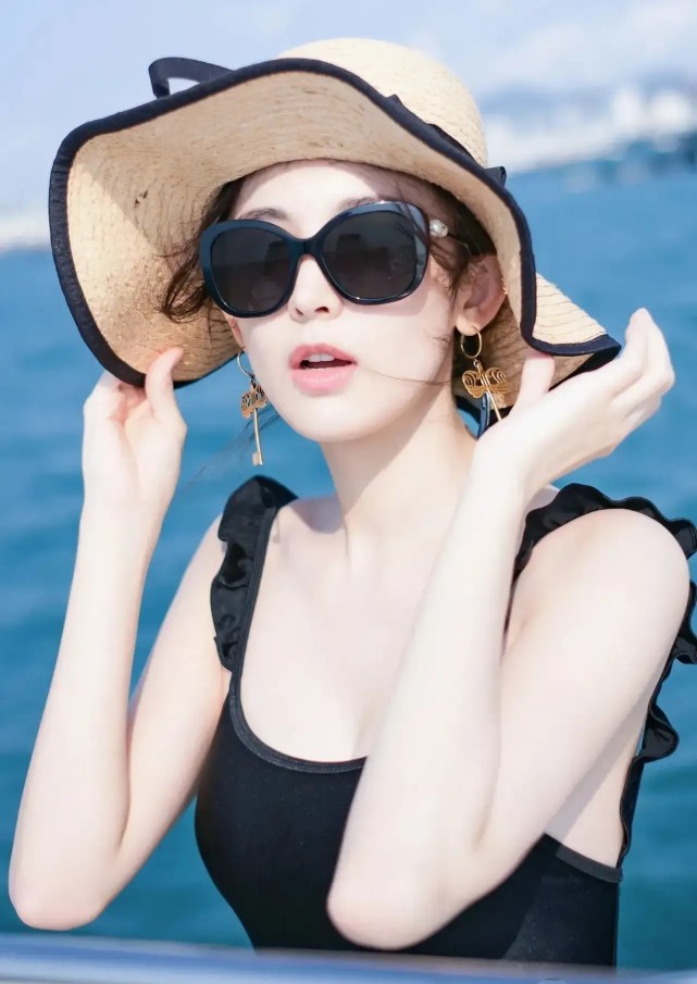 古力娜扎穿泳衣在海边拍大片,皮肤白皙身材超好,网友