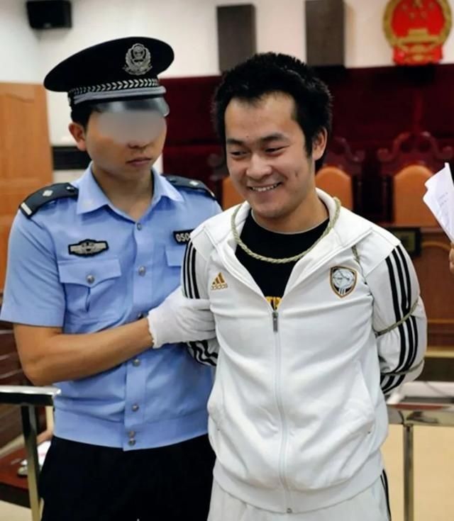 死刑犯在法官宣判死刑立即执行的瞬间都是一种什么样的状态