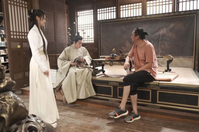 果不其然,二姐"徐渭熊"的扮演者是女演员文咏珊,骑马的剧照简直绝了