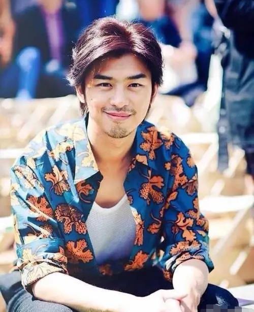 陈柏霖深夜醉酒当街跳舞紧搂女星显亲密与女友相恋9年未结婚