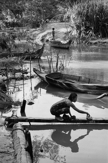 吴哥窟,柬埔寨,1990年.一个女人在暹粒河畔穿着她的纱笼.