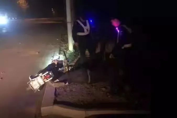 邹城一男子醉酒街头