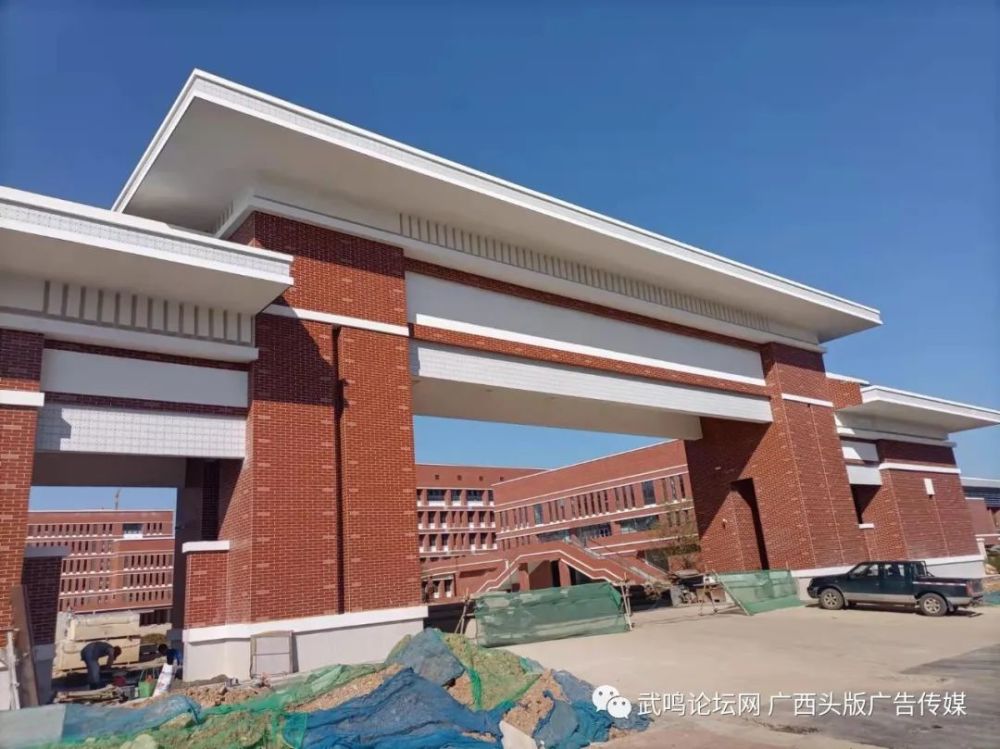 武鸣高中定罗湖新校区大门曝光