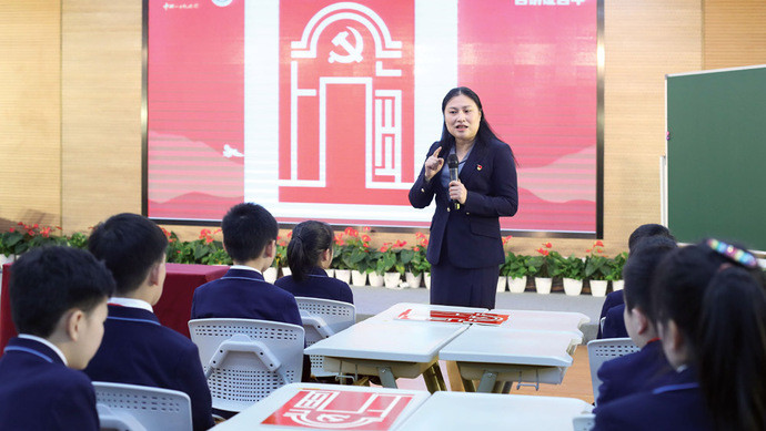 这件暗藏玄机的党中央机关报走进小学课堂时代楷模吴蓉瑾任讲课教师