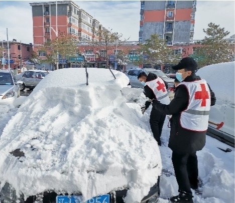 开展送菜上门,义务上街除雪爱心活动