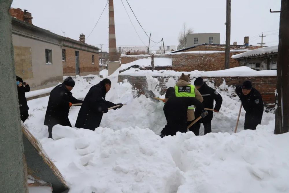 大雪封门独居老人无法外出,民警去"开门儿"