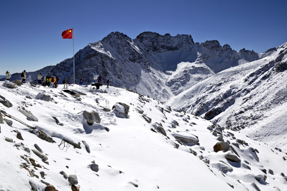 矗立在大地上的红色路标,红军长征翻越的最后一座雪山,达古雪山