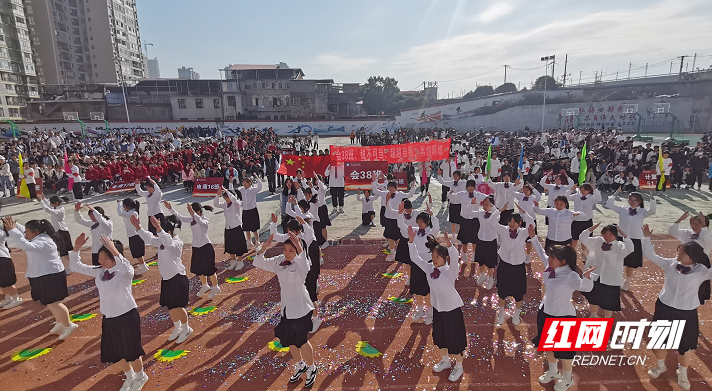 组图邵阳工业学校举行秋季运动会开幕式学生入场表演超燃