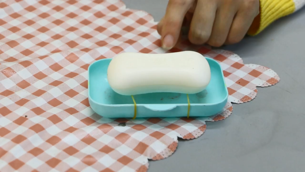 香皂盒上绑两根橡皮筋作用真是太厉害了解决了很多家庭的困扰