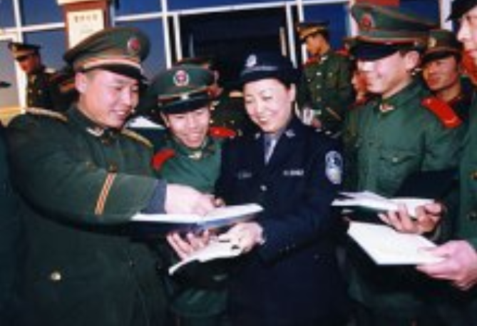 最终以优异的成绩进入了河南省警察学校,1983年加入公安系统岗位,当时