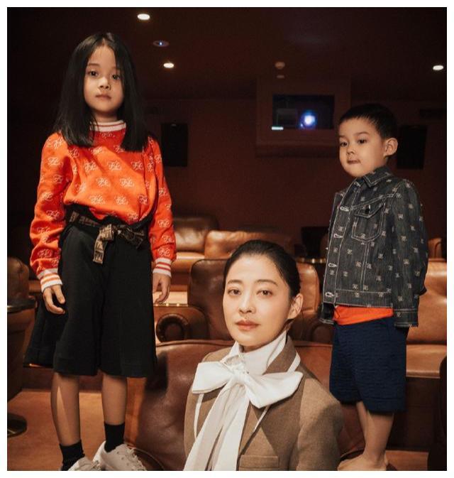 在和导演鄢颇的婚姻触礁后,梅婷嫁给了摄影师曾剑,40岁高龄生下二胎