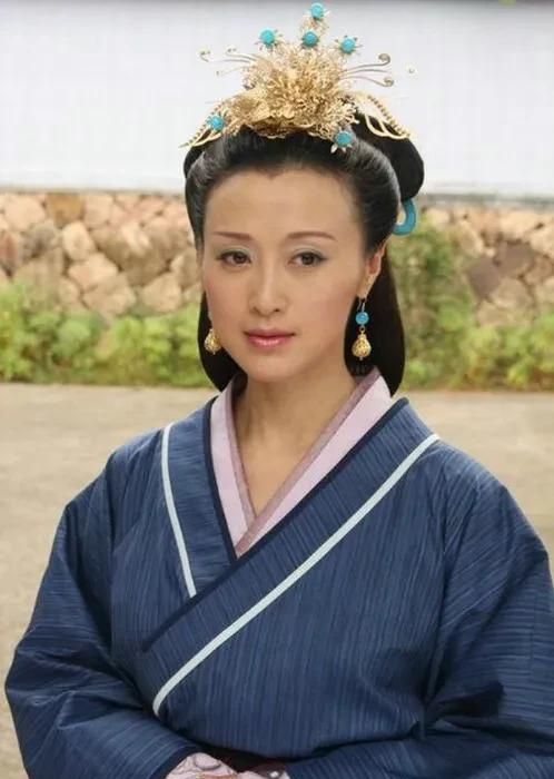 薄姬是魏媪与一吴郡男人薄氏所生的女儿,薄姬还有一个弟弟薄昭,出生不