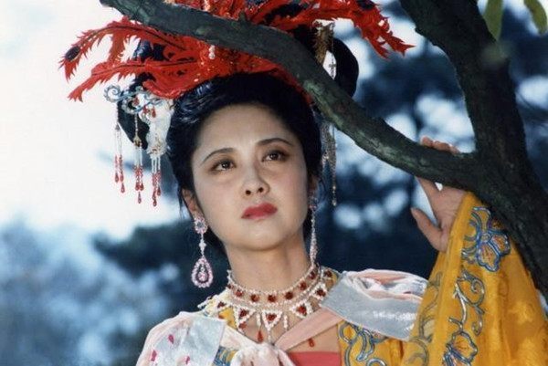 张纪中版高小姐由莫小凤演,一身粉色纱裙,淡粉色头饰装饰头发,还挺有