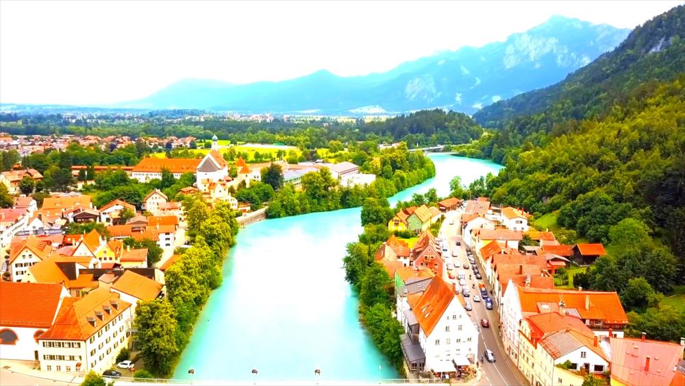 富森坐落在巴伐利亚州东阿尔高县,位于莱希河畔,距离奥地利边境仅有5
