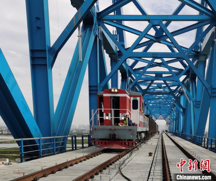 "亚洲第一跨"全桥完成全线铺轨 南沙港铁路预计今年年底通车