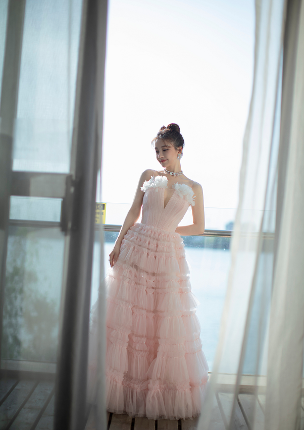 冯提莫虽然是女主播,但穿上公主礼服后,感觉还挺有高级感的