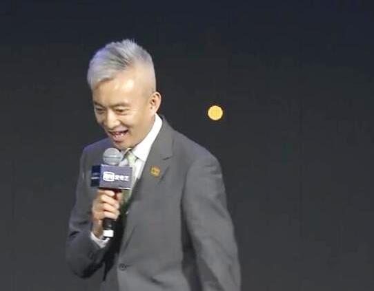 52岁亚宁近照曝光曾经央视最帅主持人如今满头白发变化大
