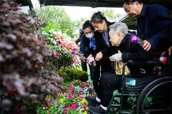 邹韬奋沈粹缜夫妇纪念碑在上海福寿园揭幕