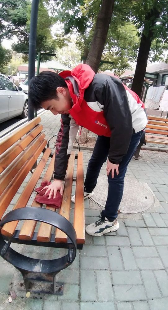 志愿服务进社区 卫生打扫暖人心