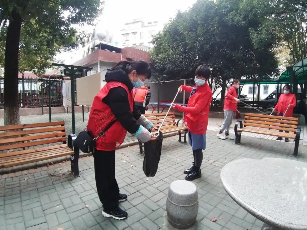 志愿服务进社区 卫生打扫暖人心
