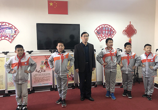 济南市营市东街小学校长董庆峰和学生们一起表演京剧.刘祺摄