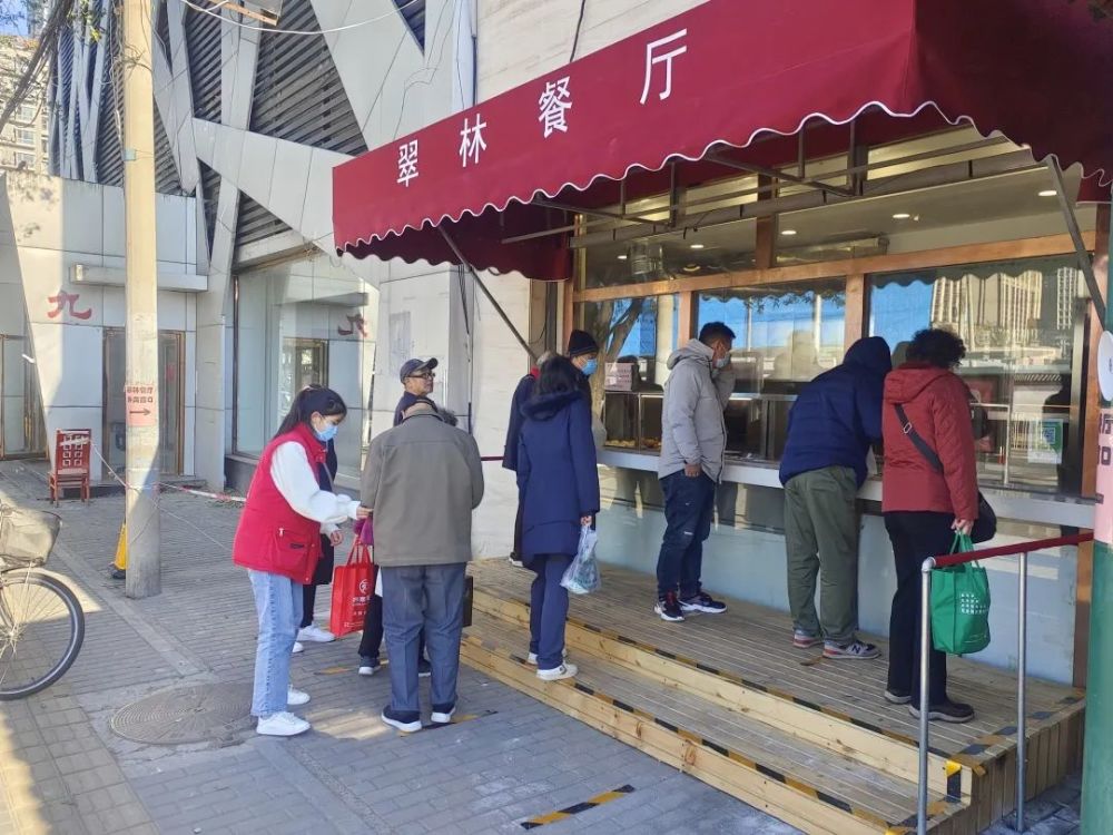 翠林二里社区老年餐厅推窗口式售餐确保老年餐不断档