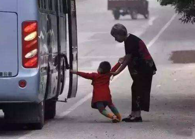 得知成年人的生活都是为了孩子家庭奔波,孩子可能惧怕长大,不会好好