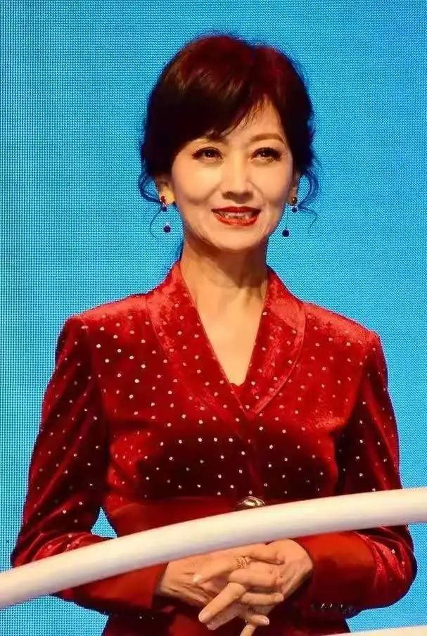 赵雅芝近照,红色连衣裙知性优雅,生图流出法令纹明显老态十足