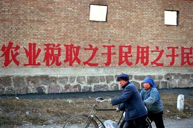 经过各位代表的讨论,最终投票决定:自2006年1月1日起,中国废止《农业