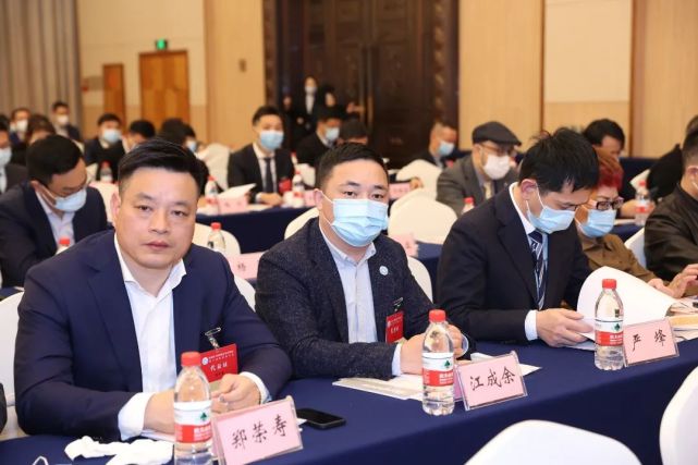 杭州市安徽商会会长王秀梅,监事长戚国辉,党总支书记江成余,执行会长