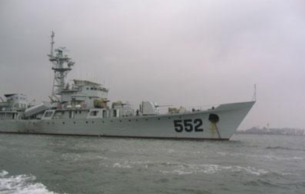 "宜宾舰"甲板上的海军们纷纷做好战斗准备,随时准备与英国军舰决一