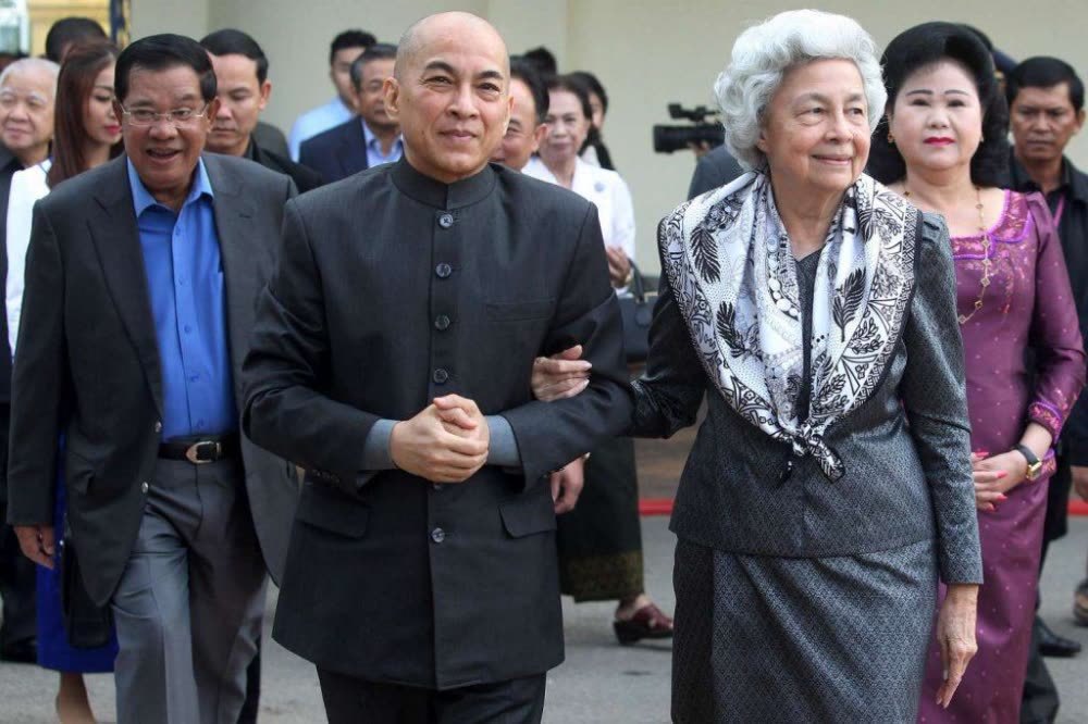 据西哈努克国王说,莫尼列的父亲伊
