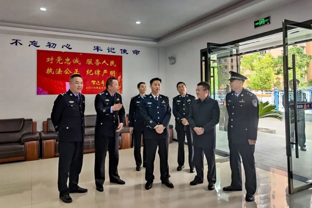 11月12日,张家界市人民政府党组成员,市公安局党委书记,局长龙铁军到