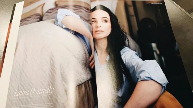 本期杂志还采访了在hbo新剧《the nevers》出演女主的演员laura