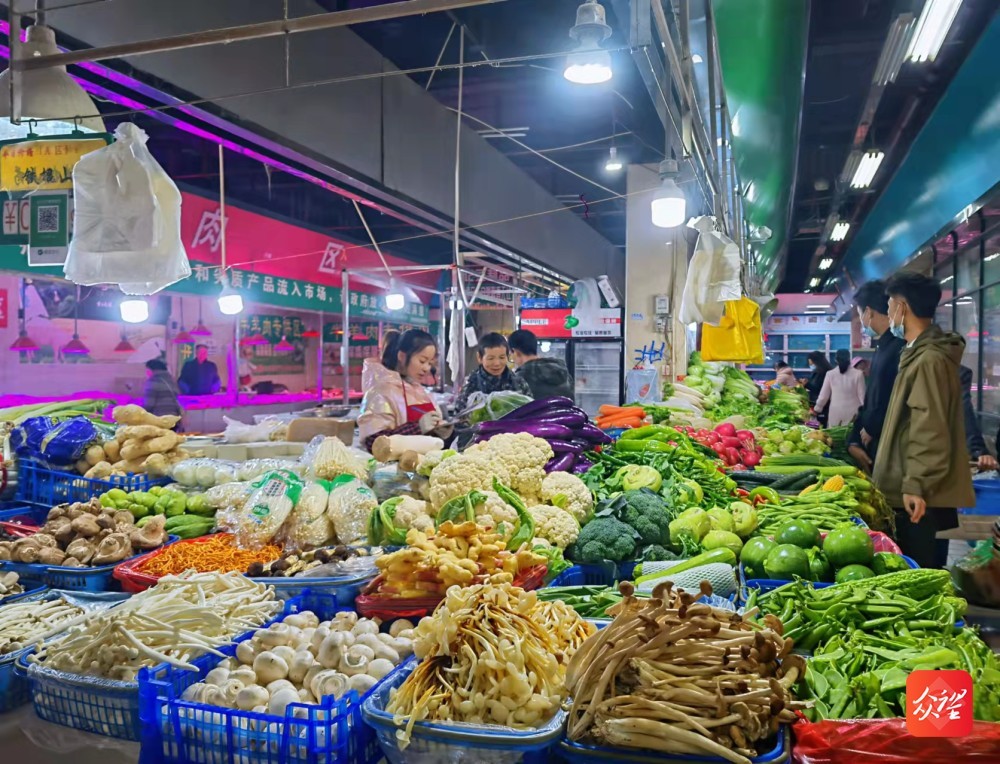 菜市场蔬菜品类丰富11月开始秋冬蔬菜大量上市,11月到明年2月底,我省