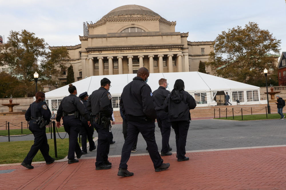 警察在美国纽约哥伦比亚大学校园调查炸弹威胁事件(11月7日摄).