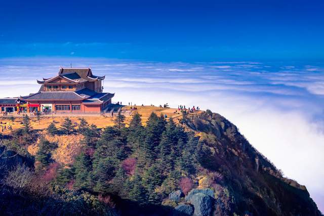 我国公认的四大佛教名山之一山脚下就是报国寺香火十分旺盛