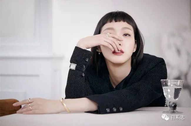 ▼国内敢于驾驭这款刘海的女明星们,各个都有精致的五官和脸型.