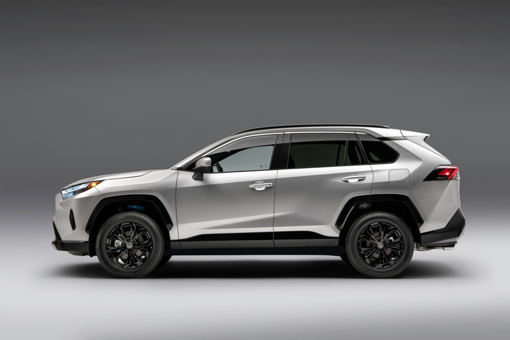 丰田庆祝rav4推出25周年,发布了2022款rav4,新增一款混动车型