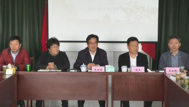 在金泽镇钱盛村青浦区70选区选民见面会上,杨小菁与其他两名候选人