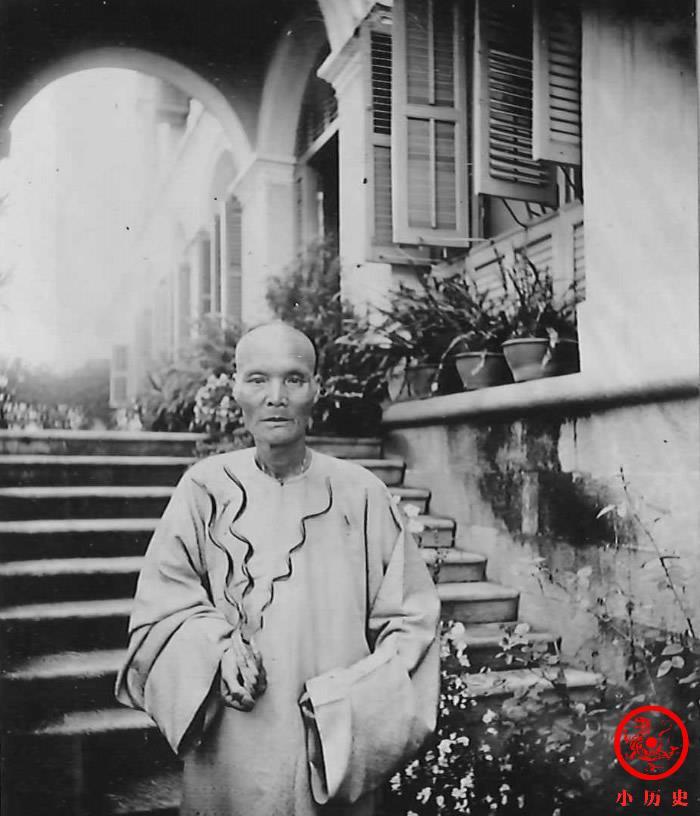晚清老照片李鸿章看孙子和蔼可亲老人手指甲终生未剪一尺多长
