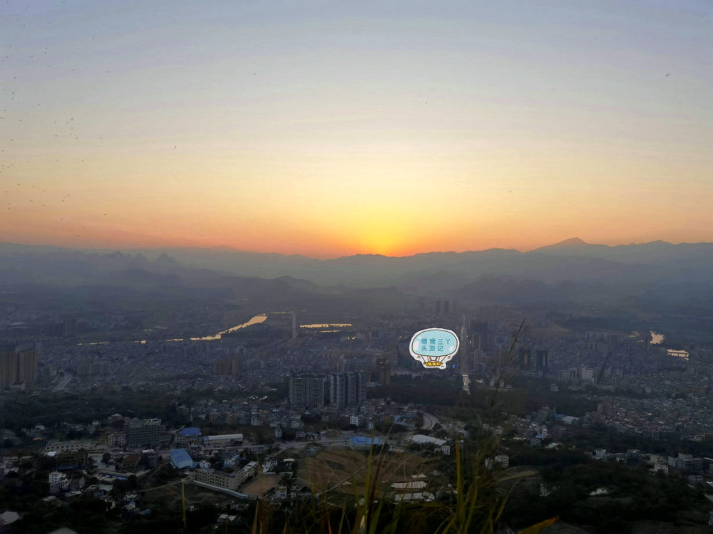 广东这城市的中轴线有座"山",白天像"头巾",晚上像"明珠"