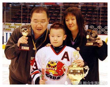 而这头,英达在离婚不久,就迅速和梁欢走进婚姻的殿堂 并在第二年生下