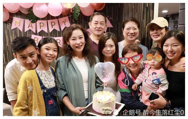 杨怡带1岁女儿参加聚会与姐姐杨卓娜罕见同框长相相似感情好