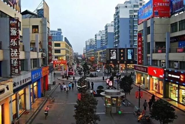 滕州新兴路步行街改造工程于2003年9月8日奠基,2005年12月竣工交付
