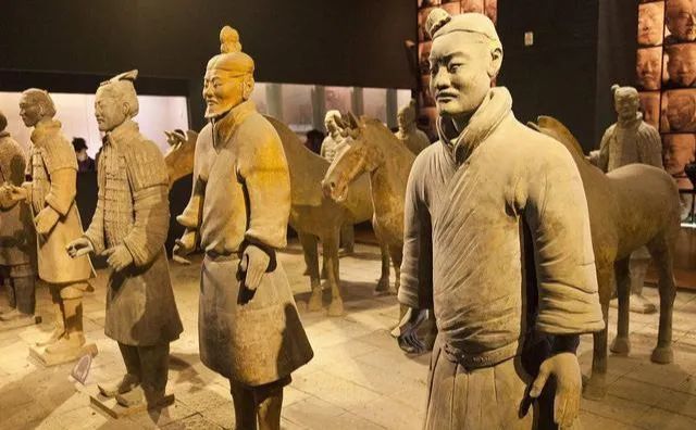 这段文字不仅证实了秦军是配有头盔的,也侧面反应了古代士兵在接受