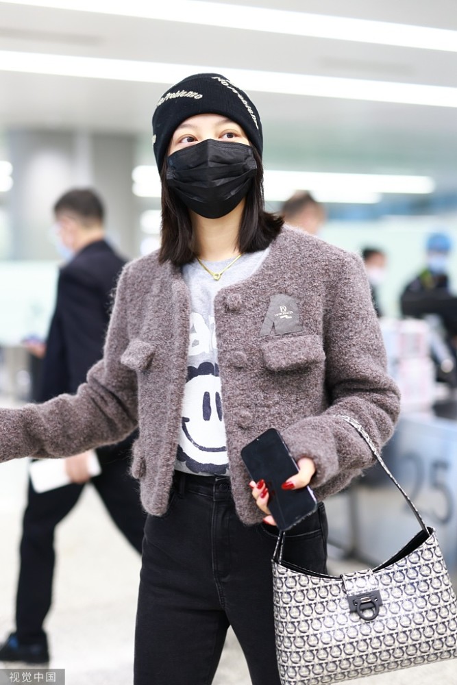 辛芷蕾街拍:笑脸t恤外搭紫灰色羊绒外套高腰微喇裤 拼色腋下包时尚